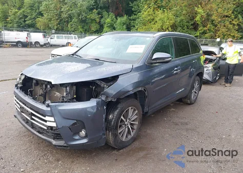 2018 Toyota Highlander Xle z USA, uszkodzony, nr VIN 5TDJZRFH3JS855205